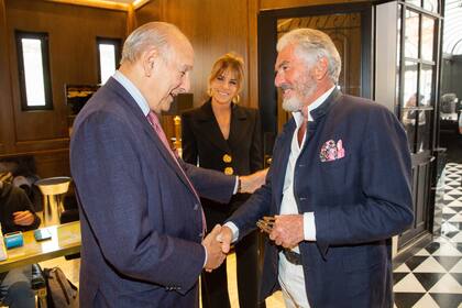 Archibaldo Lanús se acercó a saludar al autor Jean-Paul Enthoven.