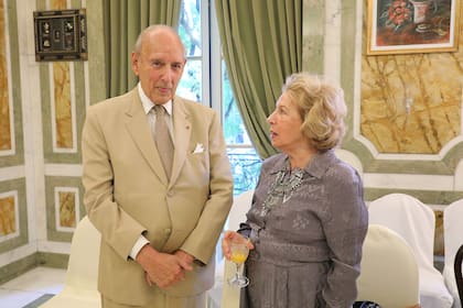Archibaldo Lanús y Gloria del Viso, presidente de Cultura del Yatch Club Argentino. El embajador compartió gratos recuerdos sobre la residencia, "aquí solía vivir mi sobrina"