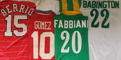 Cuatro camisetas, cuatro futbolistas argentinos en la NASL: Jorge Berrio (Menphis Rogues), el "Indio" Gómez (Dallas Tornado), Oscar Fabbiani -tío del "Ogro"- y Carlos Babington, ambos de Tampa Bay Rowdies; el apellido en la espalda, una innovación para la época