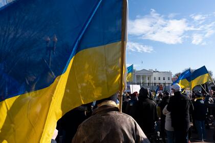 ARCHIVO - Activistas protestan por la invasión rusa a Ucrania, en el Parque Lafayette cerca de la Casa Blanca, el domingo 13 de marzo de 2022, en Washington. (AP Foto/Alex Brandon, archivo)