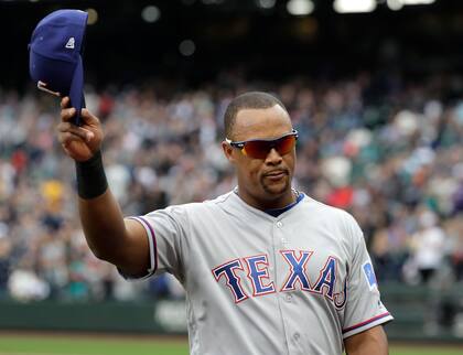 ARCHIVO - Adrián Beltré de los Rangers de Texas saluda durante el quinto inning de un juego contra los Marineros de Seattle, el 30 de septiembre de 2018, en Seattle. El dominicano ha sido elegido al Salón de la Fama del Béisbol. (AP Foto/Ted S. Warren)