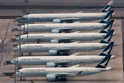 ARCHIVO - Aeronaves de Cathay Pacific Airways se encuentran alineadas en la pista del Aeropuerto Internacional de Hong Kong, el 6 de marzo de 2020. (AP Foto/Kin Cheung, archivo)