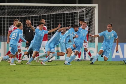 ARCHIVO - Alessandro Golinucci (cuarto a la derecha) celebra con sus compañeros de San Marino tras anotar un gol ante Dinamarca en las eliminatorias de la Euro 2024. (AP Foto/Felice Calabro)