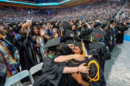 ARCHIVO - Algunas ceremonias de graduación se desarrollan en estadios o centros comunitarios (AP Foto/Damian Dovarganes, archivo)