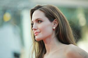 Angelina Jolie publicó una foto inédita junto a su madre: “Fuerza a los que luchan”