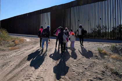 ARCHIVO - Aquellos inmigrantes que ingresen de forma ilegal a Estados Unidos serán deportados de manera inmediata hacia su país de origen (AP Foto/Ross D. Franklin, Archivo)