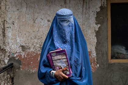 ARCHIVO - Arefeh, una mujer afgana de 40 años, sale de una escuela clandestina en Kabul, el sábado 30 de julio de 2022 (AP Foto/Ebrahim Noroozi, archivo)