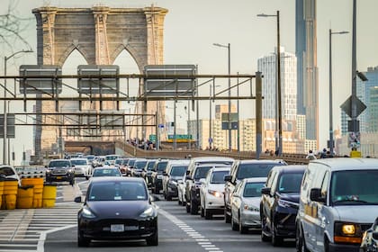 ARCHIVO - Automóviles ingresan a la parte sur de Manhattan tras cruzar el Puente de Brooklyn (AP Foto/Bebeto Matthews, Archivo)