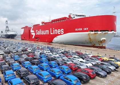 ARCHIVO – Autos nuevos esperan a ser transportados junto a un barco de Sallaum Lines, cerca del muelle en Yantai, provincia de Shandong, en el este de China, el martes 6 de agosto de 2024. (Chinatopix vía AP, Archivo)