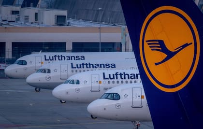 ARCHIVO - Aviones de Lufthansa se ven estacionados en el aeropuerto en Fráncfort, Alemania, el jueves 7 de marzo de 2024. (AP Foto/Michael Probst, Archivo)