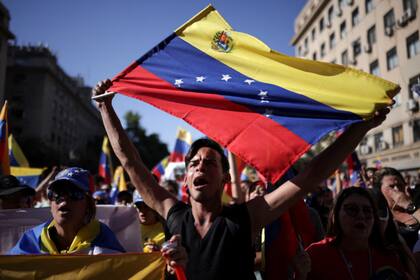 (Archivo) Ciudadanos venezolanos reclaman por el TPS