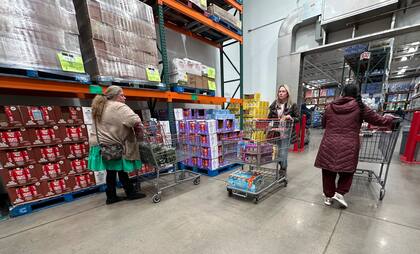 ARCHIVO - Clientes realizan compras en una tienda de la cadena Costco el jueves 23 de enero de 2025, en Sheridan, Colorado. (AP Foto/David Zalubowski)