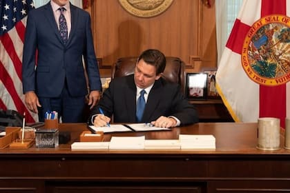 (Archivo) DeSantis dio luz verde a 10 leyes relativas a la salud en Florida
