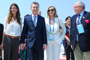 ARCHIVO.- Diego Guelar, cuando recibió en China al entonces presidente Mauricio Macri junto a su pareja, Juliana Awada