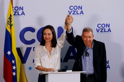 ARCHIVO.- Edmundo González, a la derecha, y María Corina Machado con las manos unidas en una conferencia de prensa un día después de las elecciones en Venezuela, el lunes 29 de julio de 2024