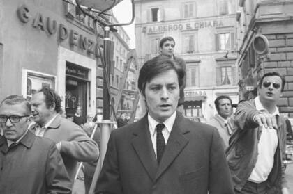 ARCHIVO - El actor francés Alain Delon camina desde el set de El clan siciliano, durante un breve descanso en el rodaje en el centro de Roma, el 27 de marzo de 1969.