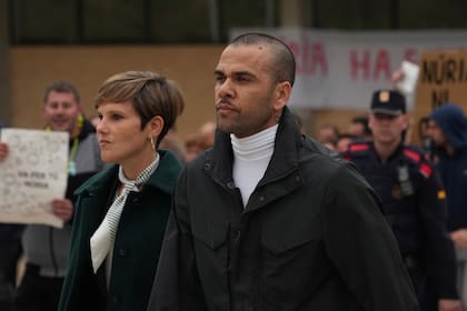 ARCHIVO - El astro brasileño Dani Alves, en primer plano, sale del centro penitenciario Brians 2 el lunes 25 de marzo de 2024, en Sant Esteve Sesrovires, cerca de Barcelona, en el noreste de España. (AP Foto/Emilio Morenatti)