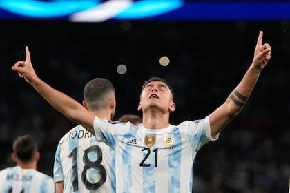 ARCHIVO - El atacante argentino Paulo Dybala celebra tras anotar el tercer gol para Argentina en el partido contra Italia en la Finalissima, el 1 de junio de 2022. (AP Foto/Frank Augstein)