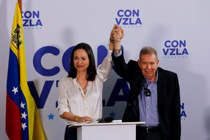 ARCHIVO - El candidato presidencial de la oposición Edmundo González, a la derecha, y la líder opositora María Corina Machado (AP Foto/Cristian Hernández, Archivo)