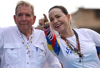 Archivo.- El candidato presidencial opositor venezolano Edmundo González Urrutia y la líder opositora María Corina Machado asisten a un mitin de campaña en Maracaibo, estado Zulia, Venezuela, el 23 de julio de 2024