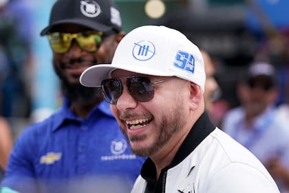 ARCHIVO - El cantante y compositor Pitbull llega a la carrera de autos de la Copa NASCAR en el Homestead-Miami Speedway, el domingo 22 de octubre de 2023, en Homestead, Florida. (Foto AP/Wilfredo Lee, archivo)