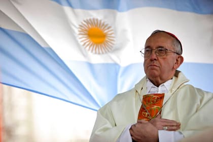 ARCHIVO - El cardenal argentino Jorge Bergoglio oficia una misa ante la iglesia de San Cayetano, con una bandera argentina detrás, en Buenos Aires, Argentina, el viernes 7 de agosto de 2009. (AP Foto/Natacha Pisarenko, archivo)