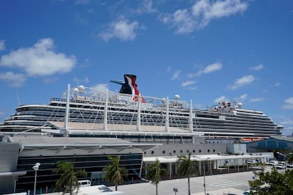 Archivo.- El crucero Carnival Horizon de Carnival Cruise Line se muestra atracado en PortMiami, el viernes 9 de abril de 2021, en Miami