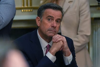 ARCHIVO - El director de la CIA, John Ratcliffe, escucha durante una reunión de gabinete en la Casa Blanca en Washington, el 26 de marzo de 2026. (AP Foto/Alex Brandon, Archivo)