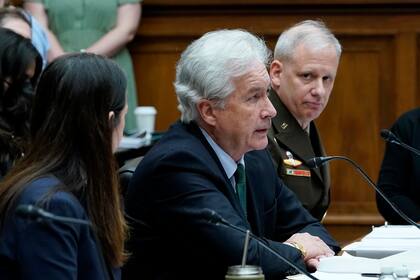ARCHIVO - El director de la CIA, William Burns, centro, declara ante el Congreso en Washington el 8 de marzo de 2022. (AP Foto/Susan Walsh, File)