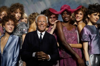 ARCHIVO - El diseñador Giorgio Armani, centro, posa con modelos al final de su colección femenina Primavera-Verano 2019, presentada durante la Semana de la Moda de Milán, Italia, el domingo 23 de septiembre de 2018. (AP Foto/Luca Bruno, archivo)
