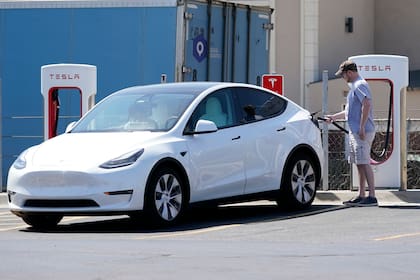 ARCHIVO - El dueño de un Tesla carga su vehículo en una estación en Topeka, Kansas. La ciudad tuvo la mayor cantidad de accidentes de tránsito por exceso de velocidad (Archivo AP Foto/Orlin Wagner)