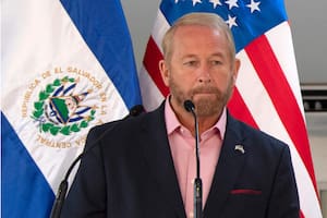 Archivo.- El embajador de Estados Unidos en El Salvador, Ronald Johnson, escucha durante una conferencia de prensa conjunta con el presidente de El Salvador, Nayib Bukele, en el Hospital Rosales de San Salvador el 26 de mayo de 2020