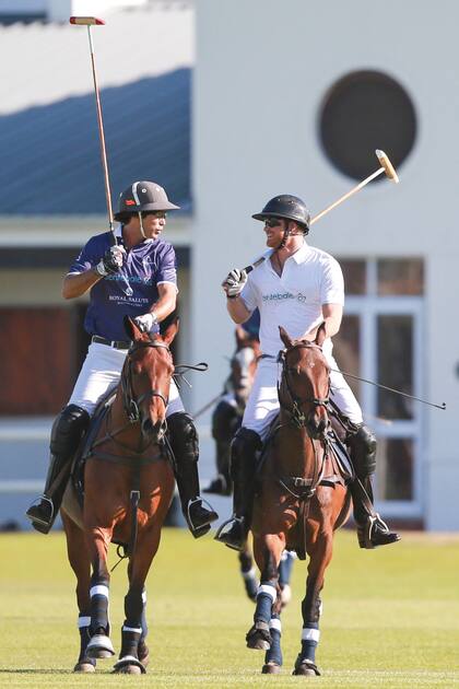 Archivo.- El embajador de Sentebale Polo, Nacho Figueras, y el príncipe Harry conversan durante la Copa de Polo Sentebale Royal Salute en Val de Vie Estate, el 28 de noviembre de 2015 en Paarl, Sudáfrica (Photo by Chris Jackson/Getty Images for Royal Salute)