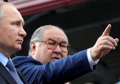 ARCHIVO - El empresario ruso fundador de USM Holdings, Alisher Usmanov, señala mientras habla junto al presidente ruso Vladímir Putin en Gubkin, región de Belgorod, Rusia, 14 de julio de 2017. El Tesoro de Estados Unidos anunció el miércoles 12 de abril de 2023 nuevas sanciones a la red financiera de uno de los hombres más ricos de Rusia. (Mikhail Klimentyev, Sputnik, Kremlin Pool Photo via AP)