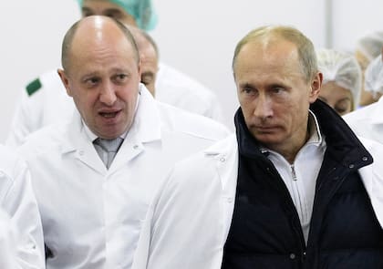 ARCHIVO - El empresario Yevgeny Prigozhin, izquierda, le muestra al presidente ruso Vladímir Putin su fábrica de comidas escolares, el 20 de septiembre de 2010, en las afueras de San Petersburgo, Rusia. (Alexei Druzhinin, Sputnik, foto compartida por el Kremlin vía AP, archivo)