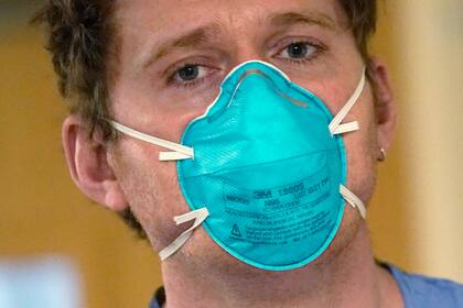 ARCHIVO - El enfermero Scott McGieson utiliza una mascarilla N95 luego de estar con un paciente en el Centro Médico Harborview, el 14 de enero de 2022, en Seattle. (AP Foto/Elaine Thompson, archivo)