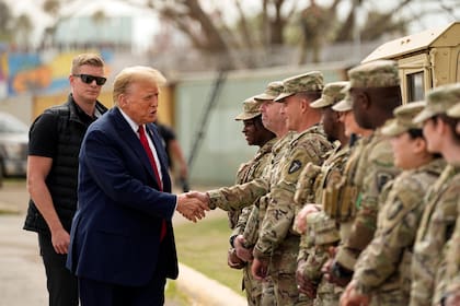 Archivo.- El entonces candidato presidencial republicano y ahora presidente, Donald Trump, saluda a miembros de la Guardia Nacional en la frontera entre Estados Unidos Y México, el 29 de febrero de 2024, en Eagle Pass, Texas