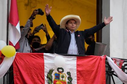 ARCHIVO - El entonces candidato presidencial Pedro Castillo saluda a sus simpatizantes el 7 de junio de 2021, en Lima, Perú. (AP Foto/Martín Mejía, archivo)