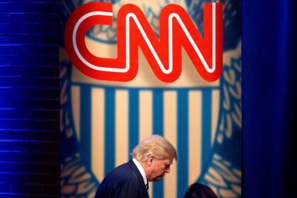 ARCHIVO - El entonces candidato republicano a la presidencia Donald Trump llega para un evento público de CNN en la Universidad de Carolina del Sur, en Columbia, Carolina del Sur, el 18 de febrero de 2016. (AP Foto/Andrew Harnik, archivo)