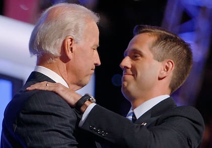 ARCHIVO - El entonces candidato vicepresidencial demócrata, senador Joe Biden, abraza a su hijo Beau Biden en la convención nacional demócrata en Denver, 27 de agosto de 2008. (AP Foto/Charles Dharapak, File)