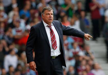 ARCHIVO - El entonces técnico de West Ham Sam Allardyce durante el partido contra Cardiff City en la Liga Premier, el 17 de agosto de 2013. Allardyce ha sido designado como técnico de Leeds. (AP Foto/Sang Tan)