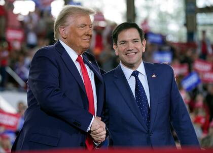 ARCHIVO - El excandidato presidencial republicano Donald Trump saluda al senador Marco Rubio, republicano de Florida, durante un mitin de campaña en el J.S. Dorton Arena, el 4 de noviembre de 2024, en Raleigh, Carolina del Norte (Foto AP/Evan Vucci, Archivo)