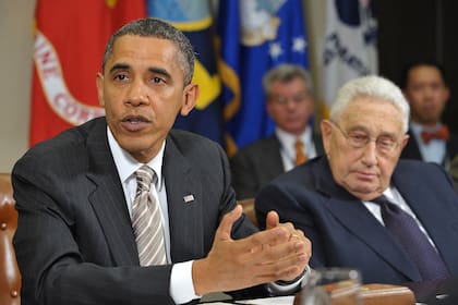 Archivo. El expresidente Barack Obama habla durante una reunión sobre el nuevo Tratado START mientras el exsecretario de Estado Henry Kissinger (derecha) mira el 18 de noviembre de 2010 en la Sala Roosevelt de la Casa Blanca en Washington, DC. (Foto AFP)