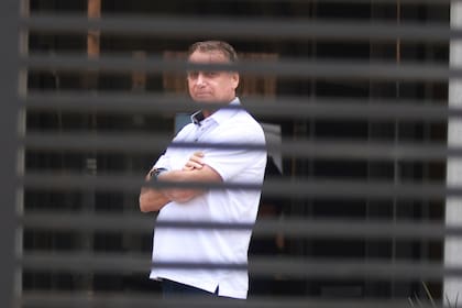 ARCHIVO – El expresidente brasileño Jair Bolsonaro en la entrada de su casa, bajo arresto domiciliario en Brasilia, Brasil, el 2 de septiembre de 2025. (AP Foto/Luis Nova, Archivo)