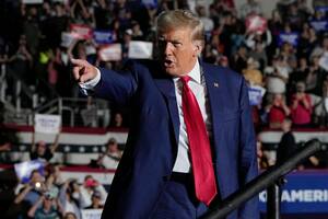 ARCHIVO - El expresidente Donald Trump, aspirante a la candidatura presidencial republicana, llega a un mitin de campaña el 29 de julio de 2023, en Erie, Pensilvania. (AP Foto/Sue Ogrocki, archivo)