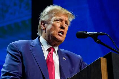 ARCHIVO - El expresidente Donald Trump habla en la convención de la National Rifle Association, Indianapolis, 14 de abril de 2023. Trump planea viajar a Iowa, donde comienzan las primarias republicanas para la misma fecha en la que estará ahí su rival, el gobernador de Florida Ron DeSantis. (AP Foto/Michael Conroy, File)