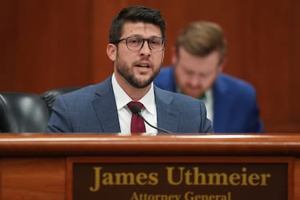 ARCHIVO – El fiscal general de Florida, James Uthmeier, anunció el arresto de dos ciudadanos venezolanos involucrados en un plan de robos minoristas