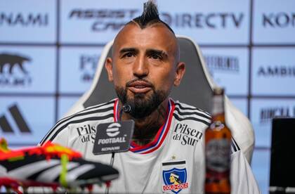 ARCHIVO - El futbolista chileno Arturo Vidal durante su presentación como jugador del club Colo Colo en el estadio Monumental, el 23 de enero de 2024, en Santiago. (AP Foto/Esteban Félix)