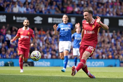 ARCHIVO - El futbolista del Liverpool Diogo Jota anota el primer tanto de su equipo en un juego de la Premier League entre el Ipswich Town y el Liverpool en el estadio Portman Road de Ipswich, Inglaterra, el sábado 17 de agosto de 2024. (AP Foto/Alastair Grant, Archivo)