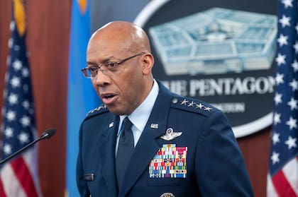 ARCHIVO - El general Brown, habla durante una rueda de prensa el 16 de abril de 2024 en el Pentágono, en Washington. (AP Foto/Kevin Wolf, Archivo)